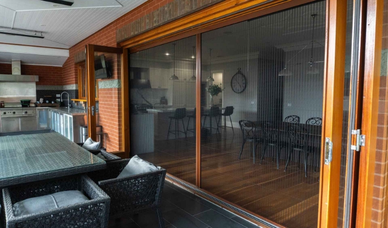 outdoor-retractable-screens-1